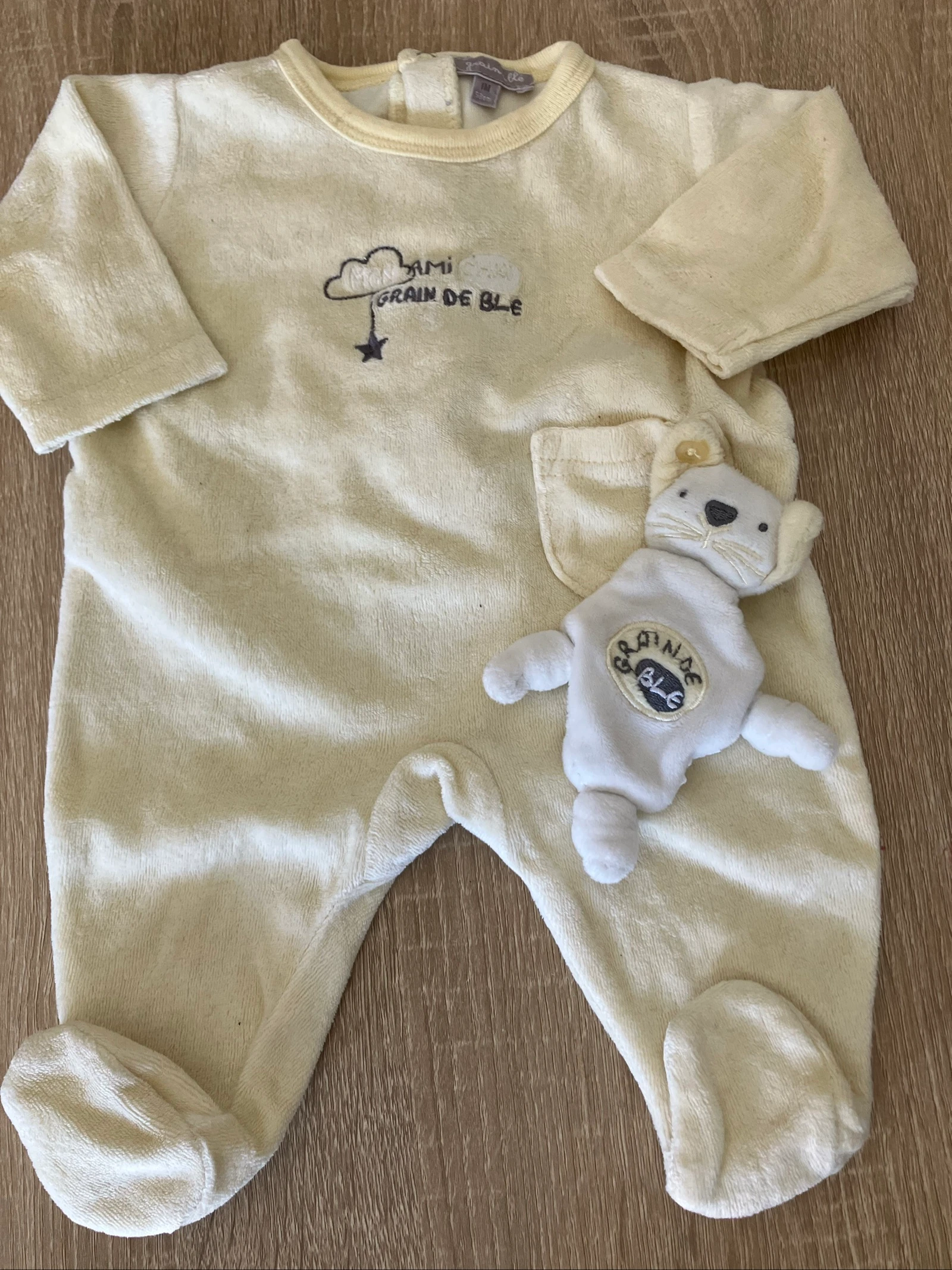 Pyjama bébé avec son doudou  – photo 2